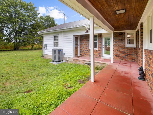 a view of a house with backyard