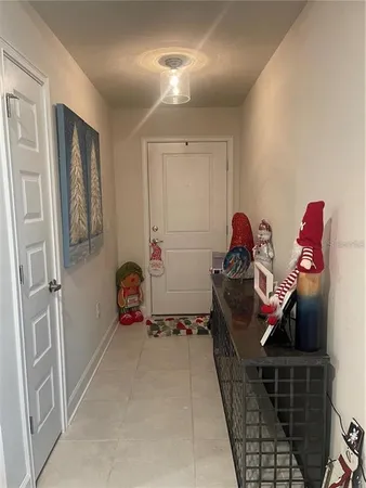 a view of entryway with livingroom