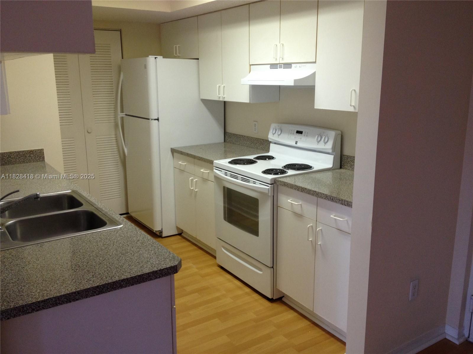 470 South Park Road, Unit 7308 Hollywood, FL 33021 - Photo 2 of 20 a kitchen with a stove and a refrigerator