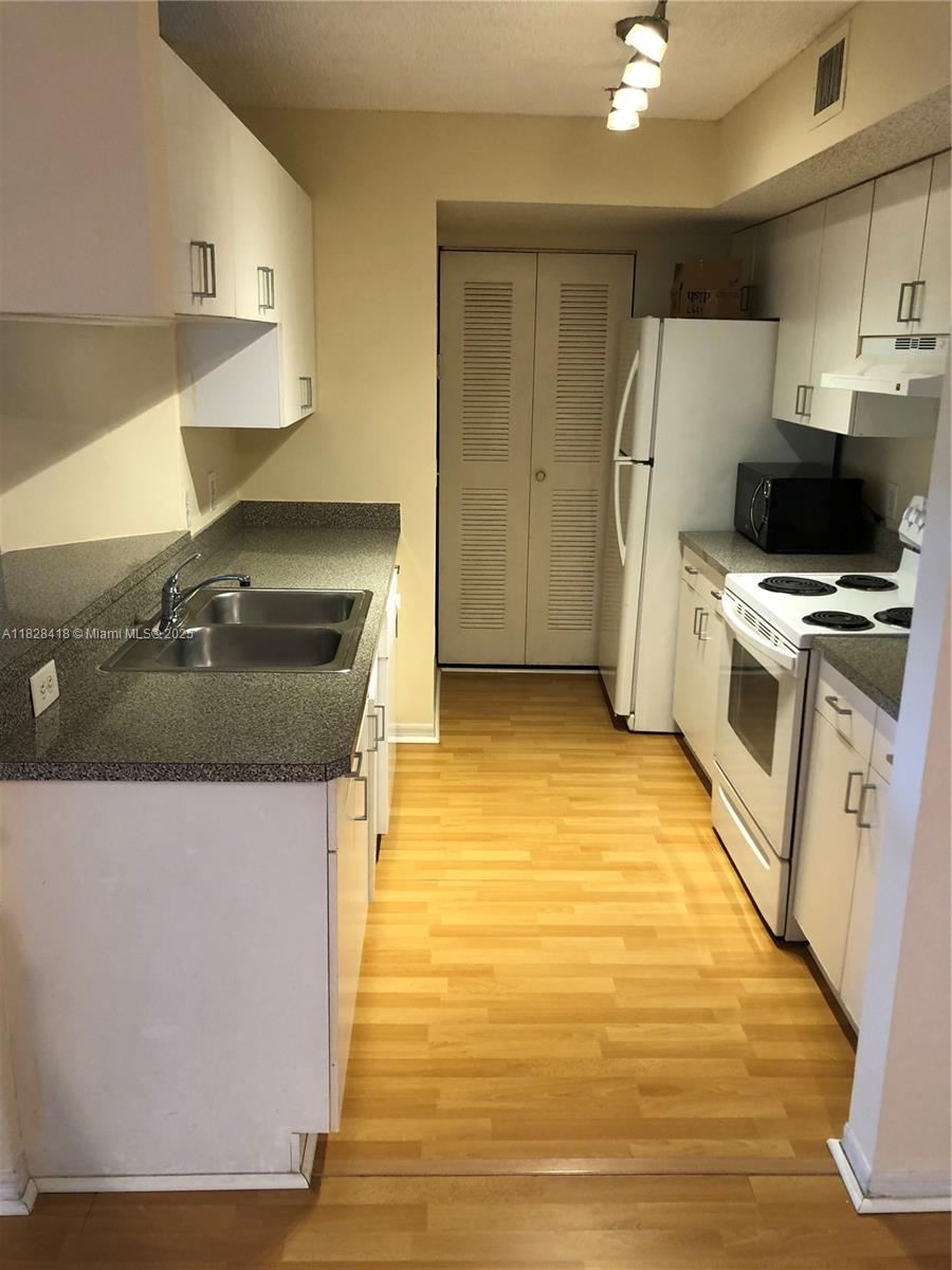 470 South Park Road, Unit 7308 Hollywood, FL 33021 - Photo 4 of 20 a kitchen with a sink a stove and refrigerator