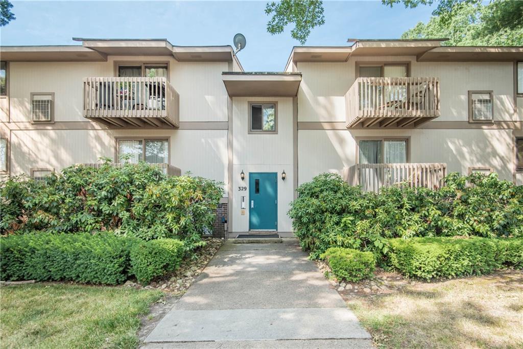 Welcome to 329 Ridge Point Circle 34B, a move-in ready condominium in the Hunting Ridge community of South Fayette!
