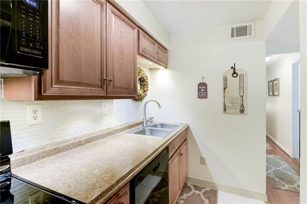 329 Ridge Point Circle, Unit 34B Bridgeville, PA 15017 - Photo 12 of 25 Microwave meal aficionados and master chefs alike will love this kitchen!