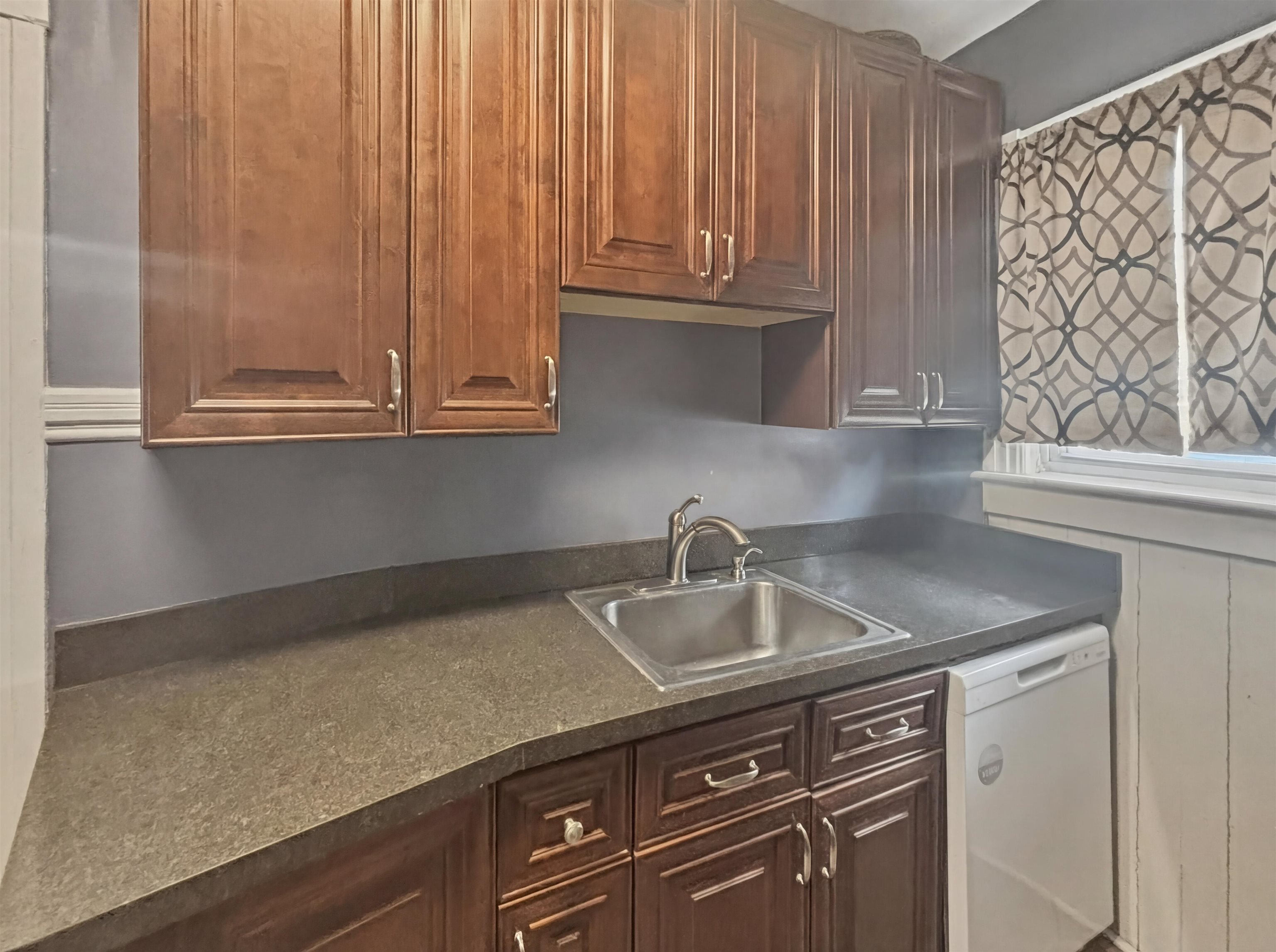 646 Maple Street Manchester, NH 03104 - Photo 5 of 26 Gallery Image 5