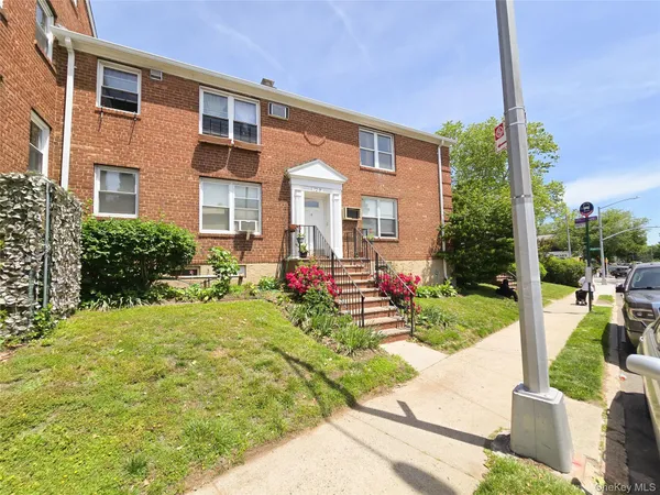$280,000 | 172-09 Crocheron Avenue, Unit C1 | Murray Hill - Flushing