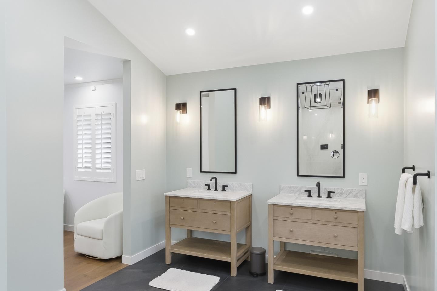 285 Ridgeway Road Woodside, CA 94062 - Photo 18 of 28 a bathroom with double vanity sink a mirror and a bathtub