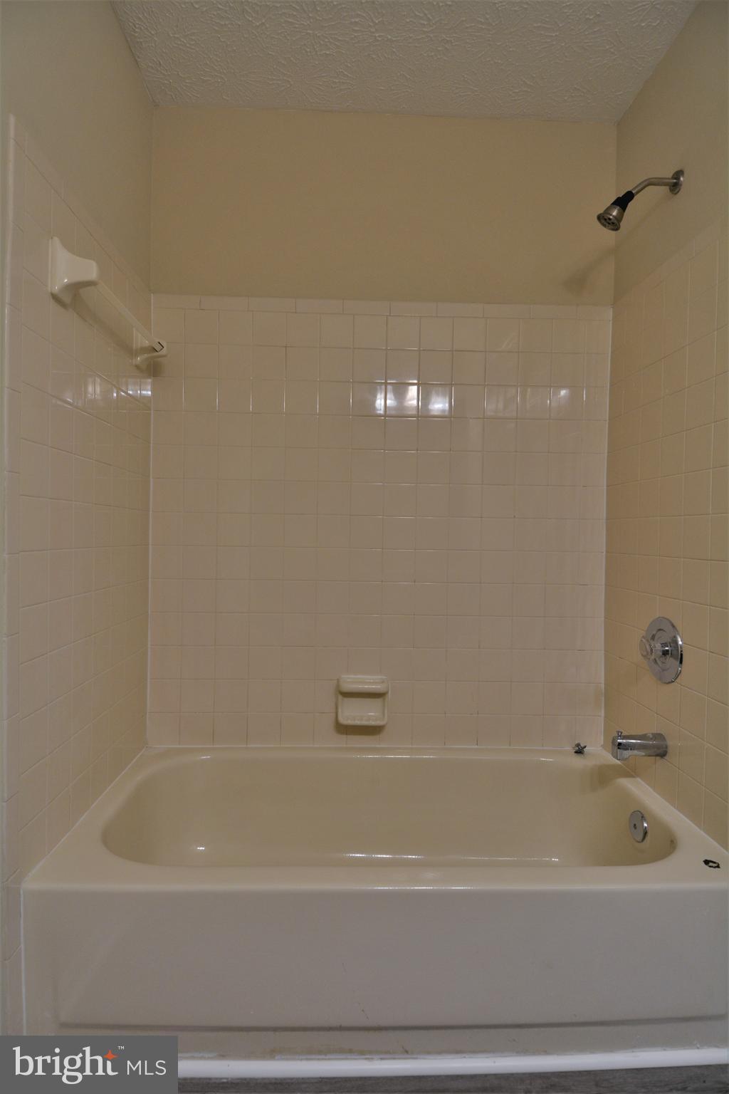 1307 J Clover Valley Way, Unit 1307J Edgewood, MD 21040 - Photo 18 of 25 a bathroom with a bathtub
