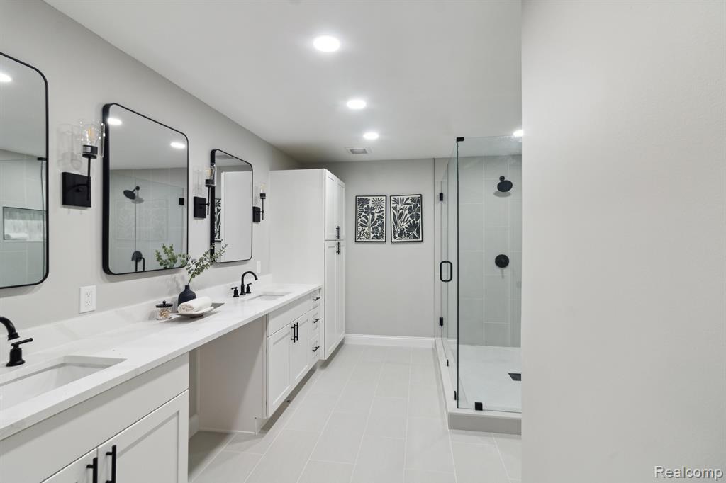 23083 Farmington Road Farmington, MI 48336 - Photo 13 of 30 Gallery Image 13