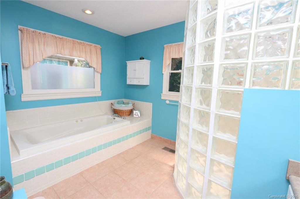306 Boyce Road Charlotte, NC 28211 - Photo 13 of 24 Gallery Image 13