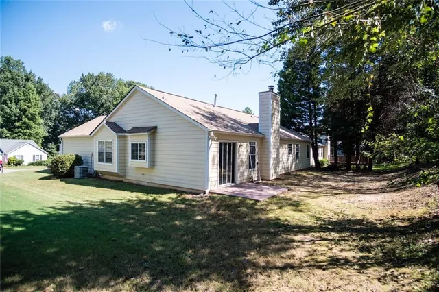 a view of a house with a yard