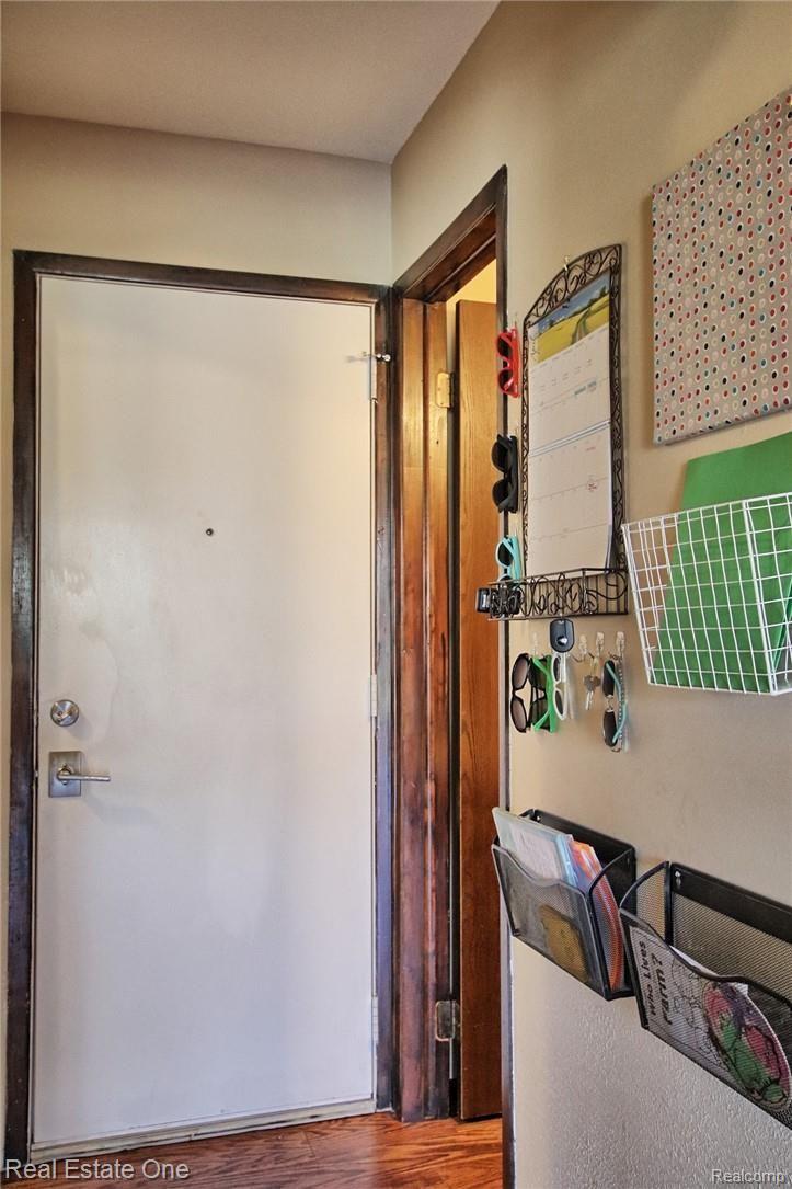 1665 Dennett Lane Rochester, MI 48307 - Photo 16 of 31 Garage Entry - perfect landing spot
