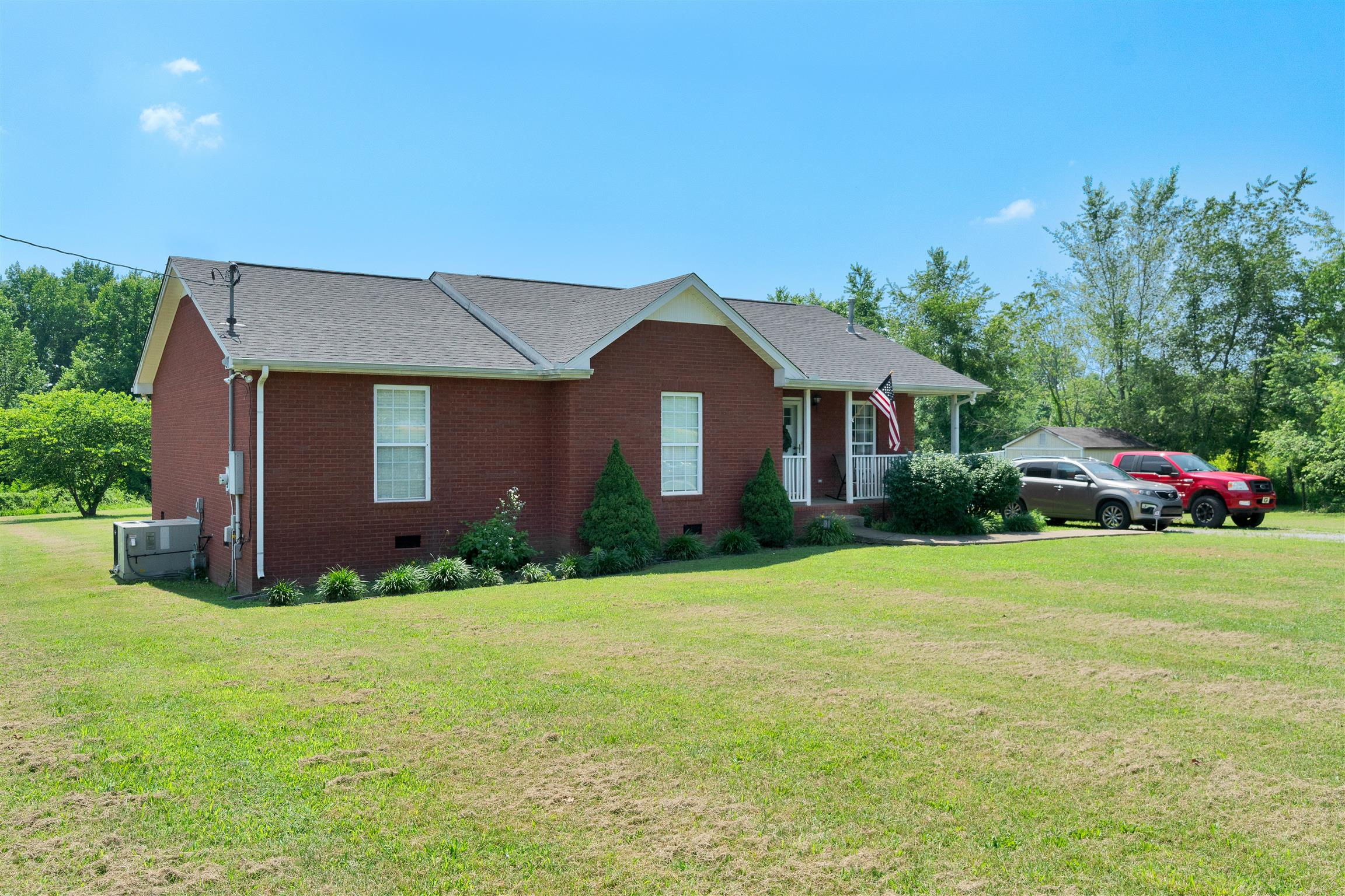 2225 Alvin Head Road Springfield, TN 37172 - Photo 3 of 24 a front view of a house with yard and green space