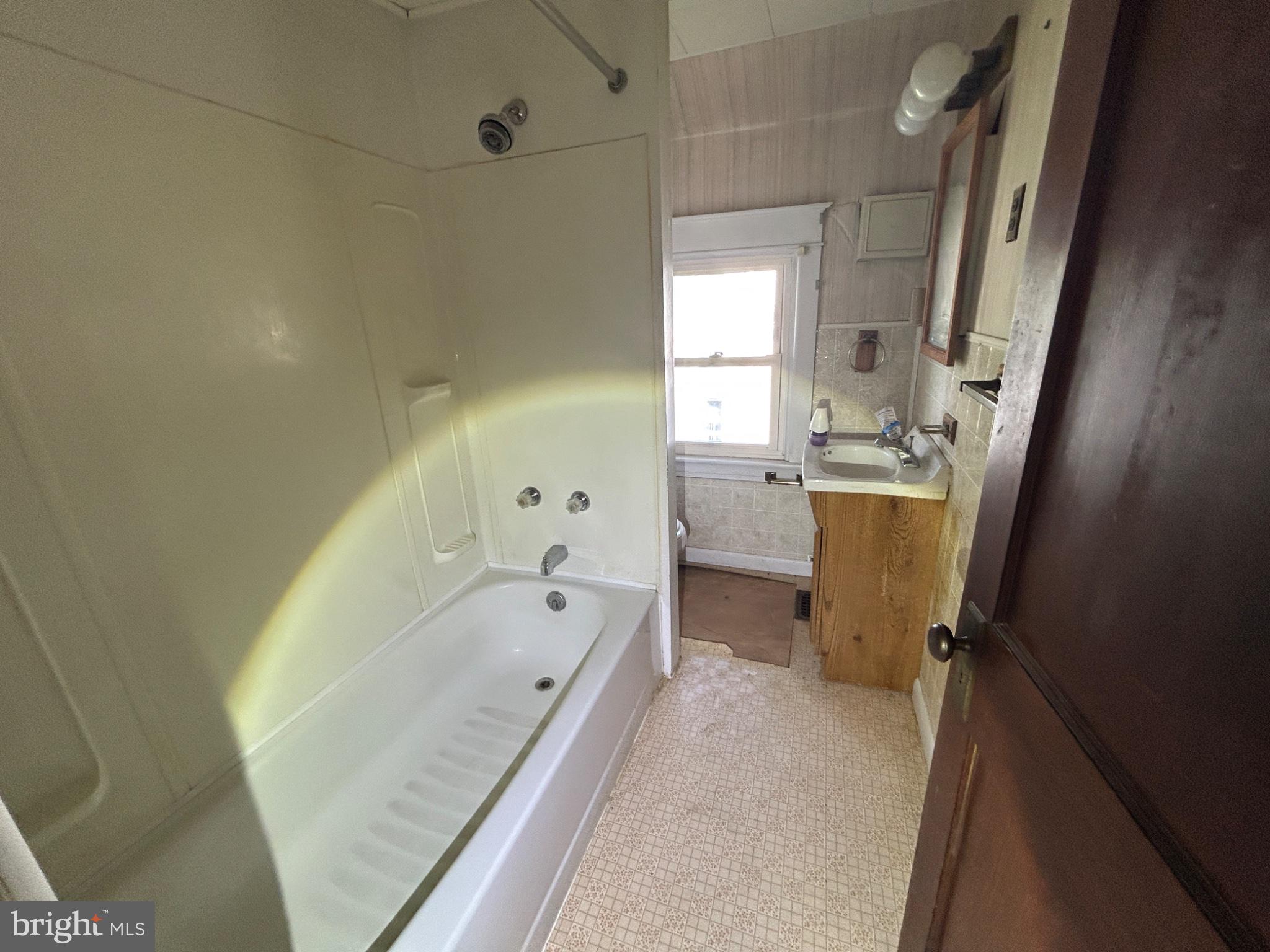 11308 Marbern Road Hagerstown, MD 21740 - Photo 10 of 13 Bathroom 2