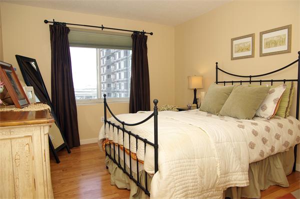 8 Museum Way, Unit 802 Cambridge, MA 02141 - Photo 11 of 13 a bedroom with a bed and a window