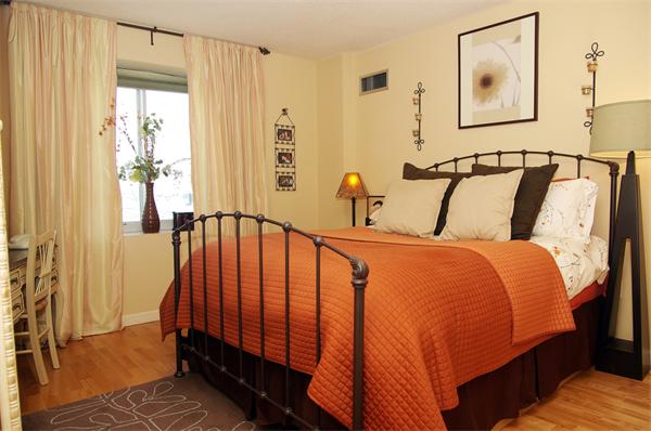 8 Museum Way, Unit 802 Cambridge, MA 02141 - Photo 9 of 13 a bedroom with a bed and wooden floor
