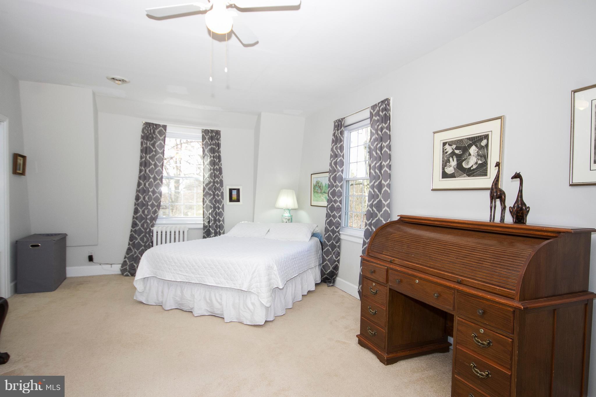 400 Hollen Road Baltimore, MD 21212 - Photo 14 of 29 Partial view of very large Master BR w/walk-ins.