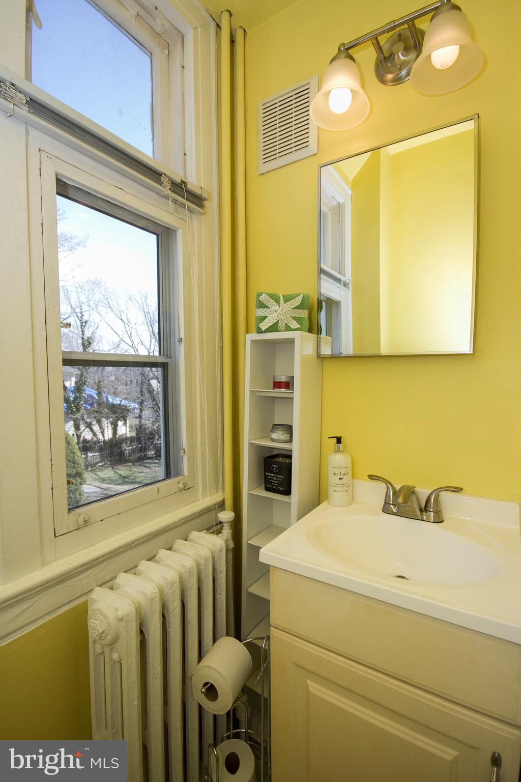 400 Hollen Road Baltimore, MD 21212 - Photo 23 of 29 Second (Hall) Bath has shower/tub combination.