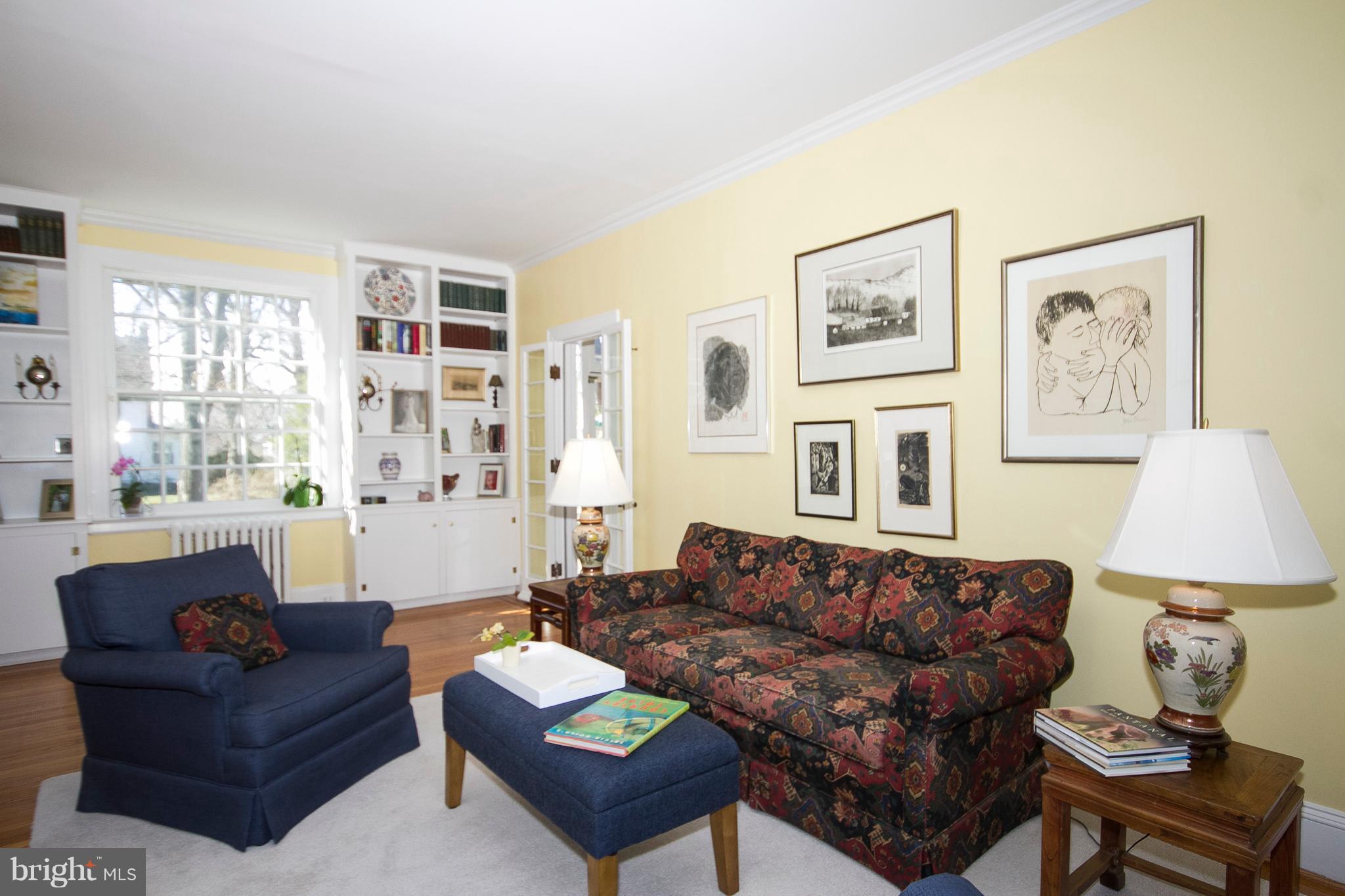 400 Hollen Road Baltimore, MD 21212 - Photo 5 of 29 Living Room with great built-ins