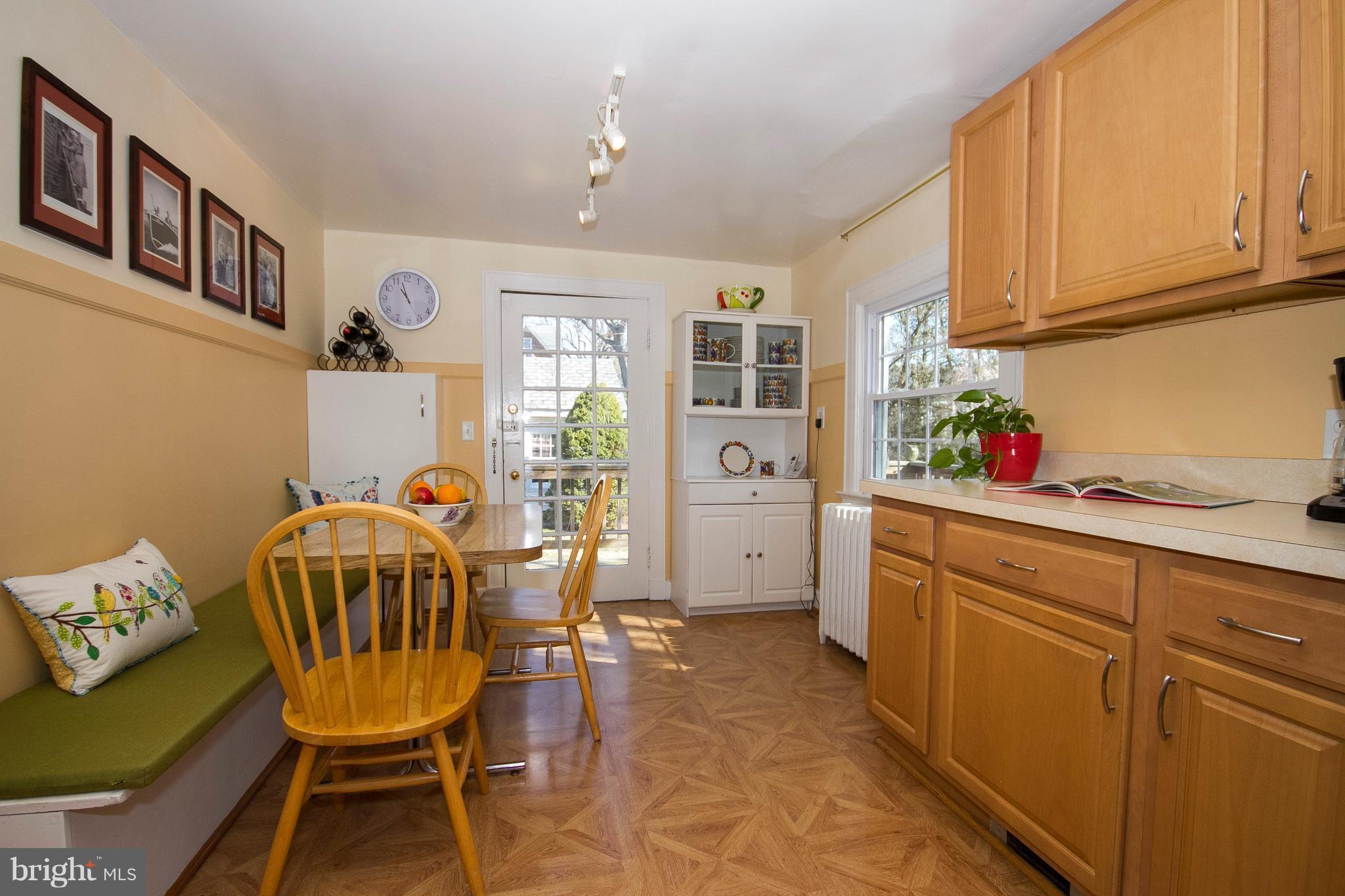 400 Hollen Road Baltimore, MD 21212 - Photo 10 of 29 Eat-in Kitchen with storage bench, exit to deck.