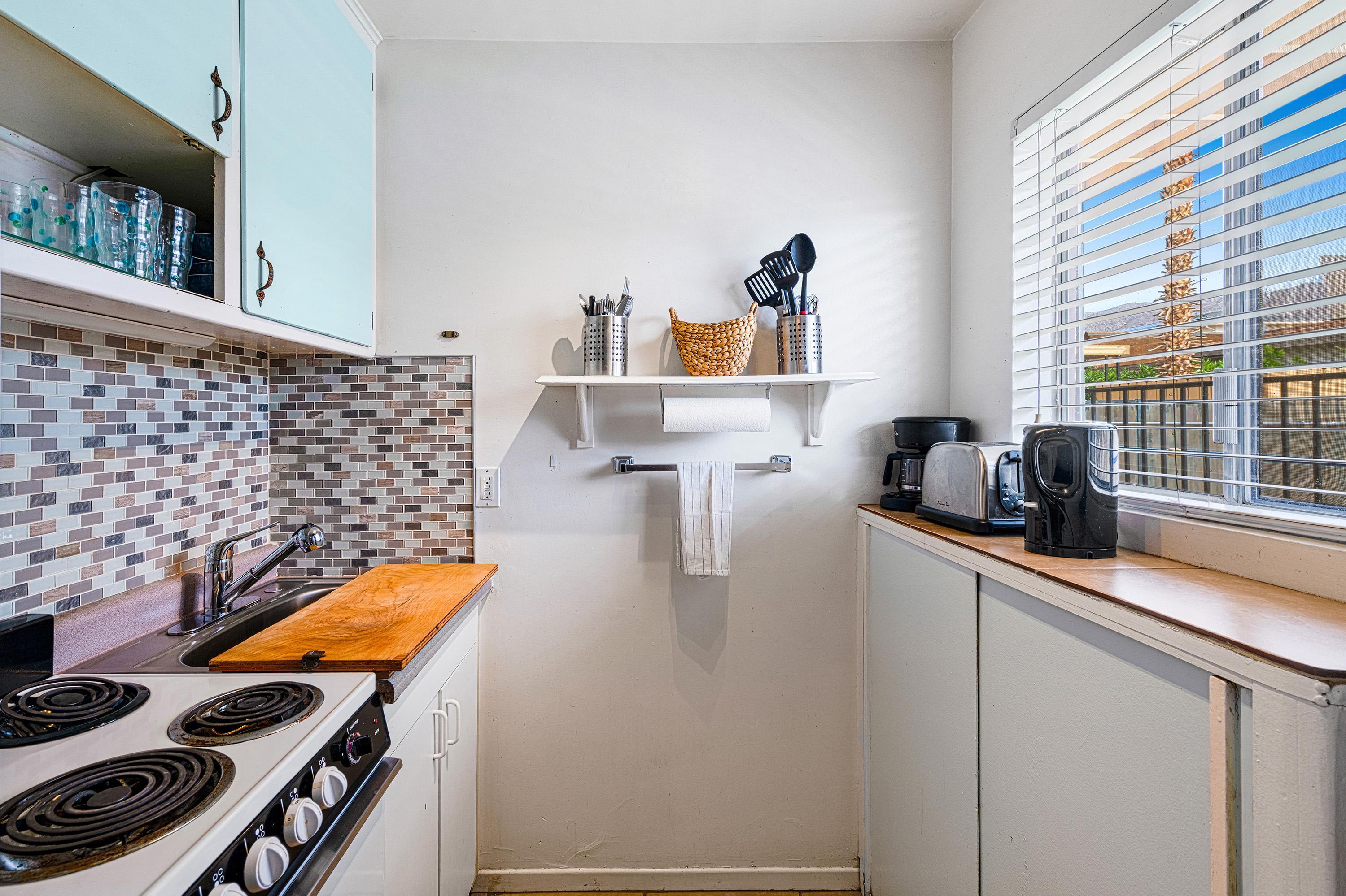 66665 First Street Desert Hot Springs, CA 92240 - Photo 28 of 35 a room with furniture and window