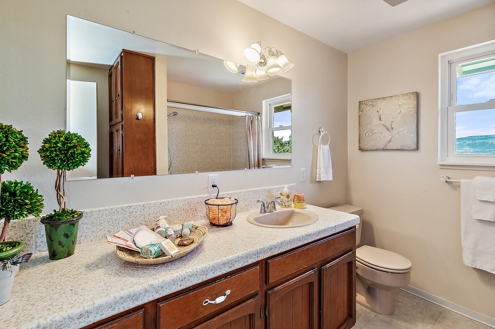 5196 Pioneer Road Medford, OR 97501 - Photo 29 of 94 Full hall bath across from bedrooms 2-3.