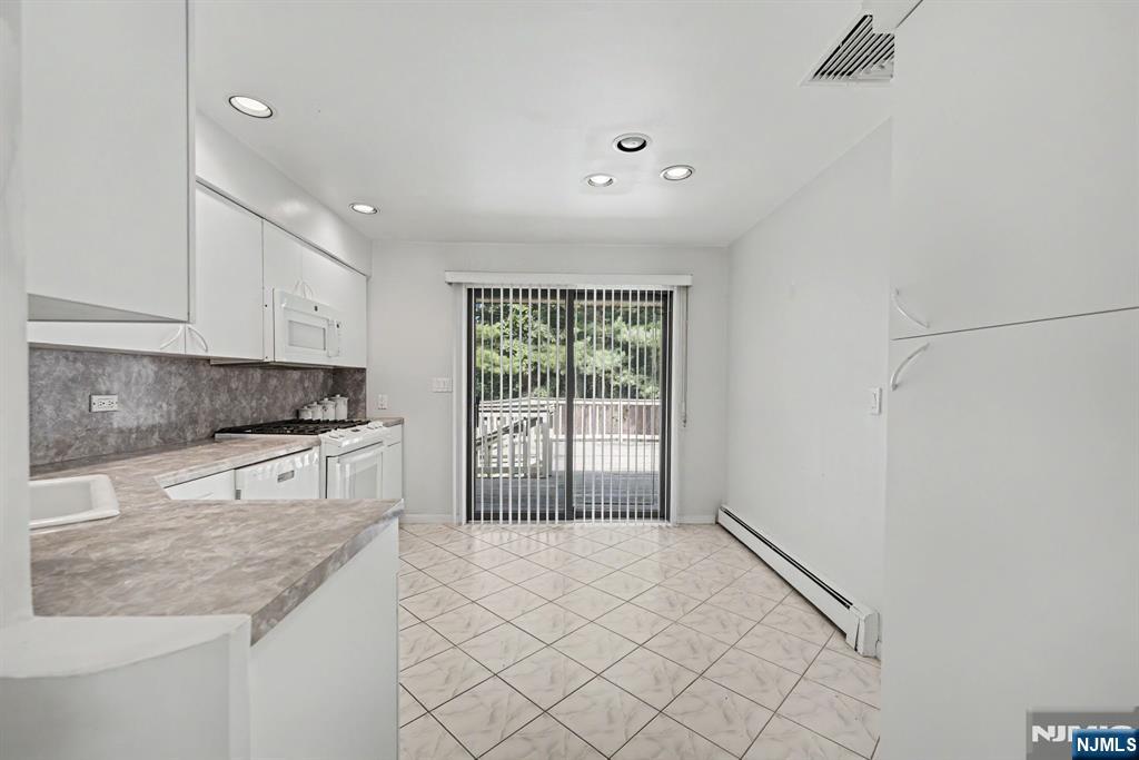 151 Broadview Terrace Paramus, NJ 07652 - Photo 6 of 17