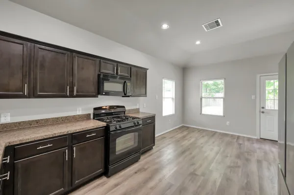 $1,900 | 9594 East Woodmark, Conroe, TX 77304