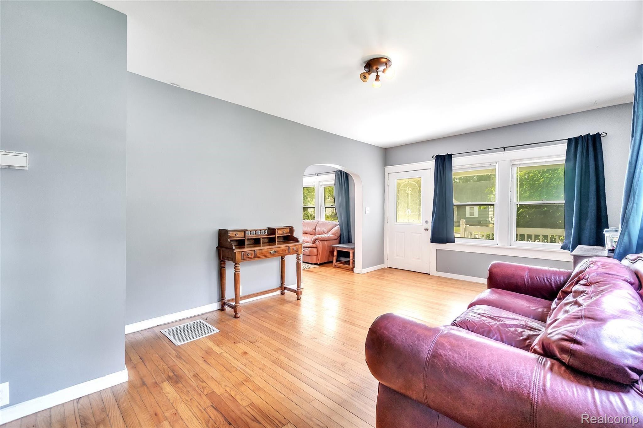 704 West Silver Lake Road Fenton, MI 48430 - Photo 4 of 16 5 Living Room.jpg