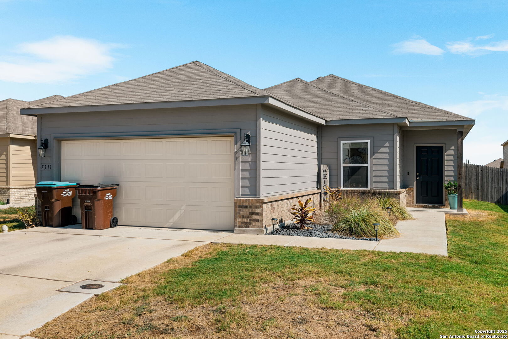 a view of a house with a yard