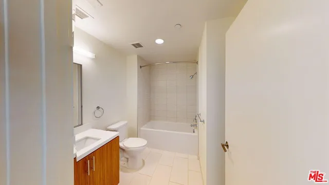 $4,689 | 707 East Ocean Boulevard, Unit PH1702, Long Beach, CA 90802