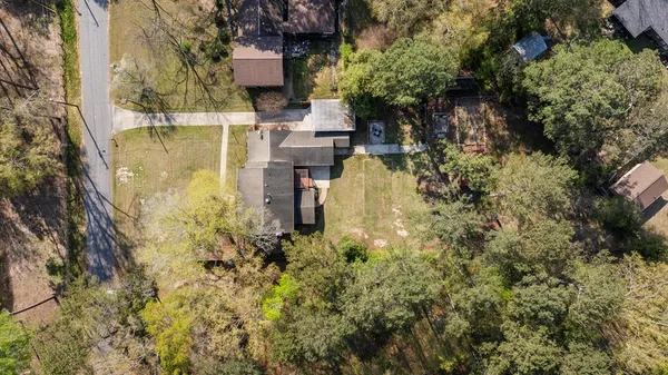 a view of yard with green space