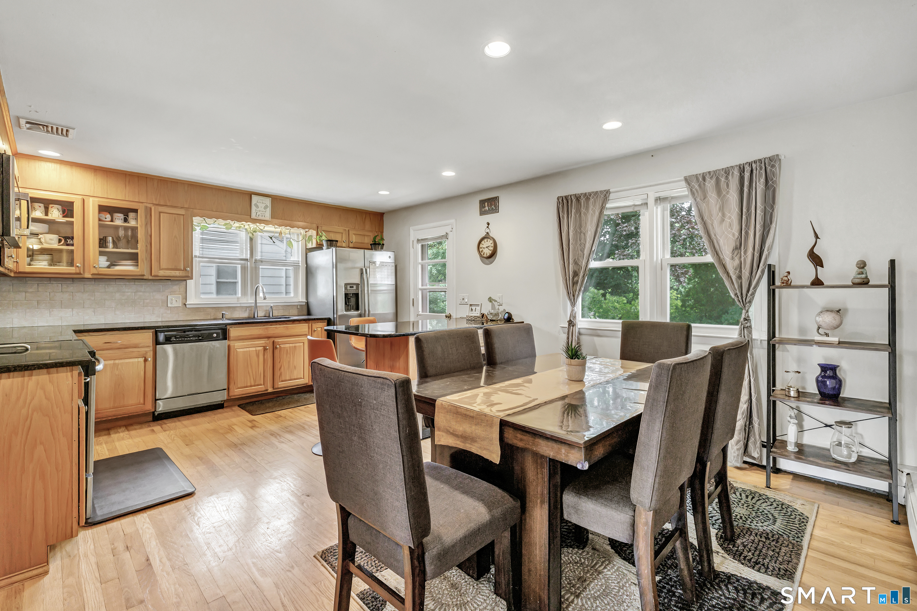 240 Blackhouse Road Trumbull, CT 06611 - Photo 9 of 40
