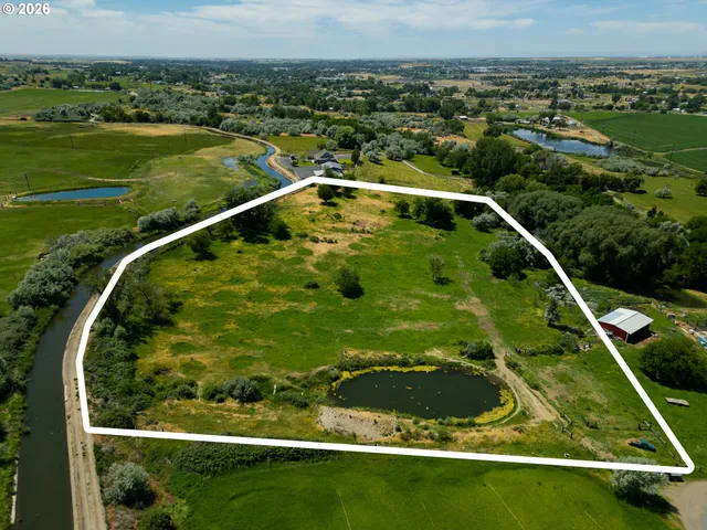 a view of a tennis court