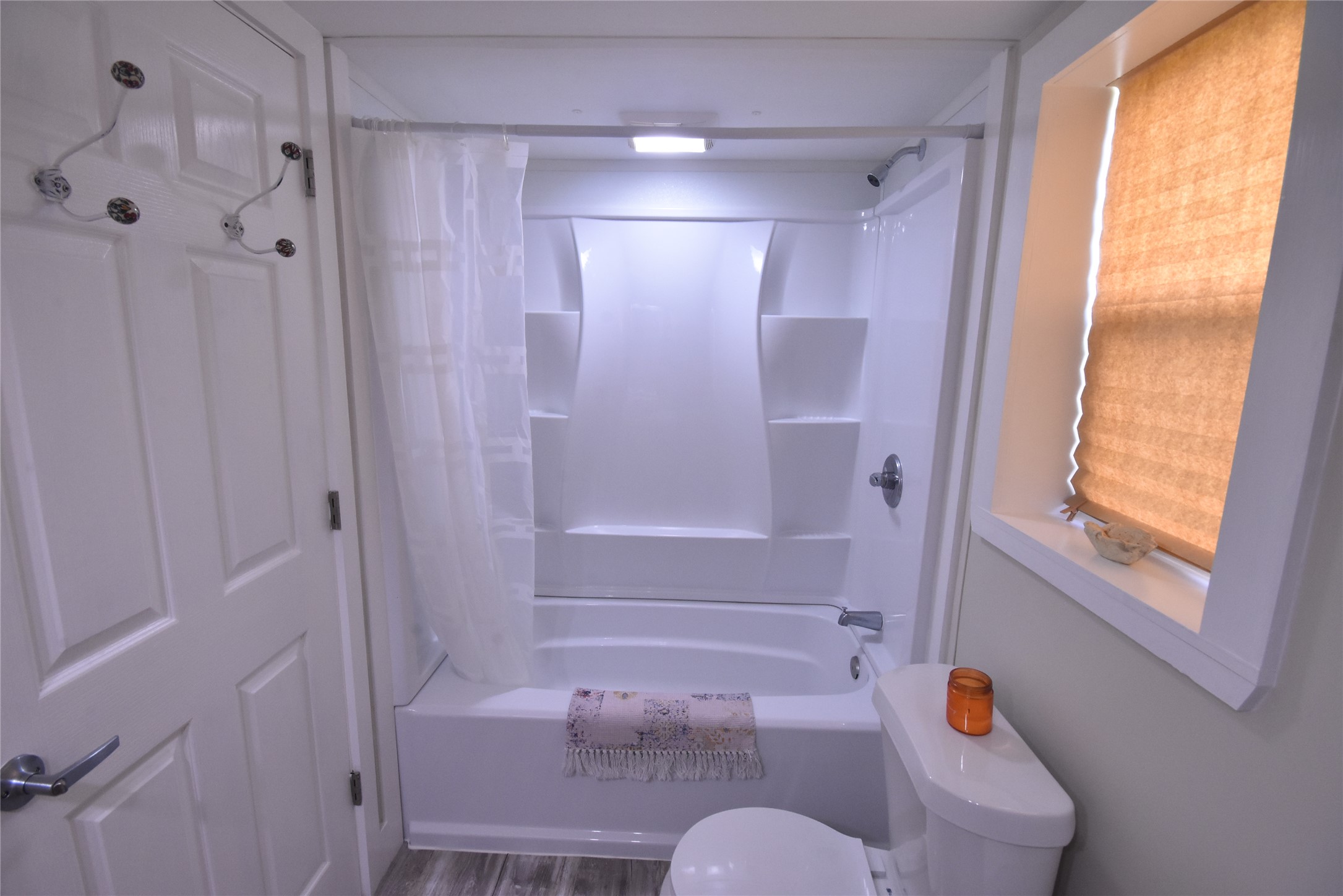 701 Vargas Road, Unit BUILDING 2 Austin, TX 78741 - Photo 9 of 10 A well-appointed bathroom with a sleek shower-tub combination and convenient storage niches.