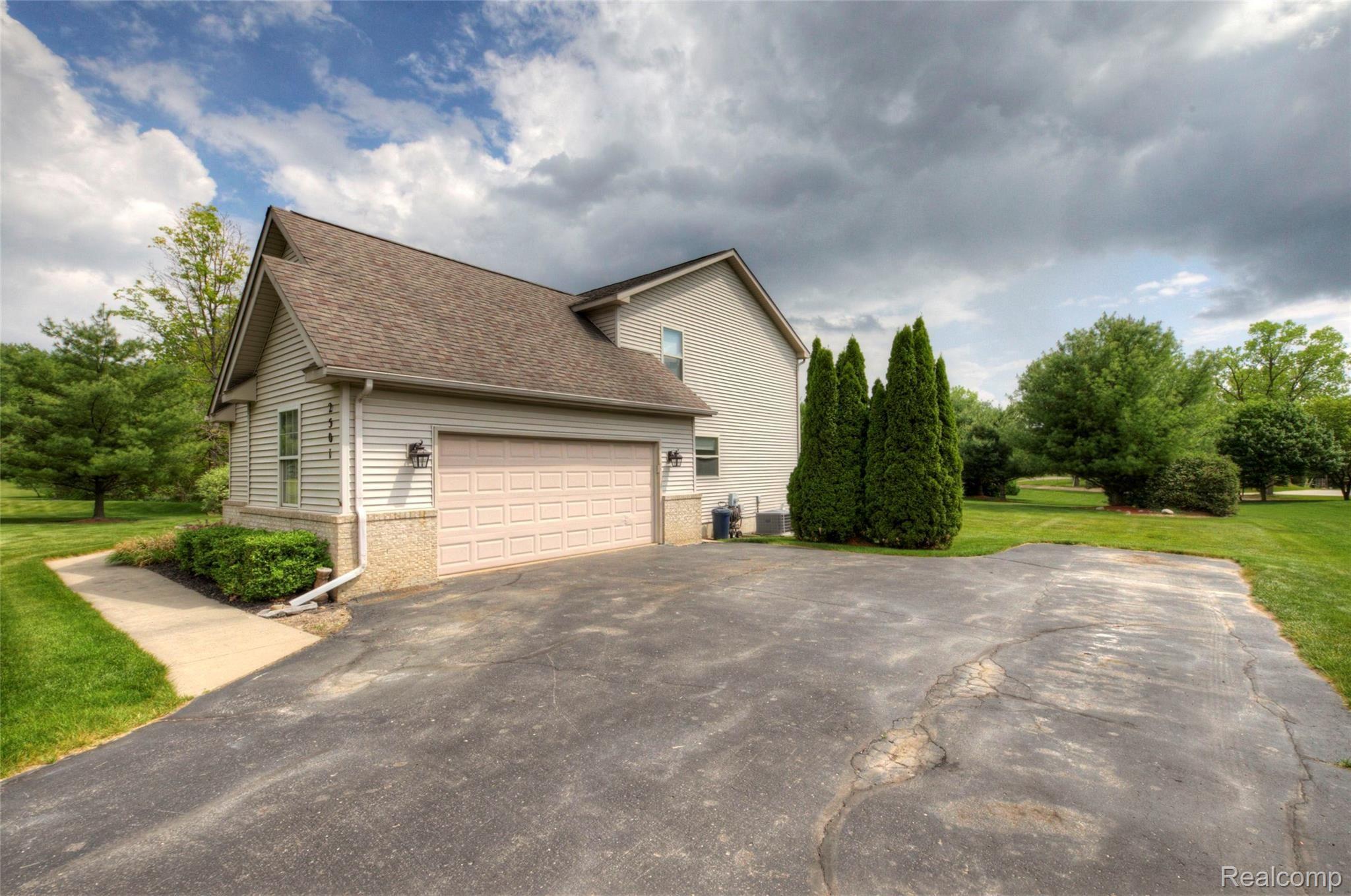 2501 Clivedon Road Howell, MI 48843 - Photo 3 of 74 4H8A3943_4_5.jpg