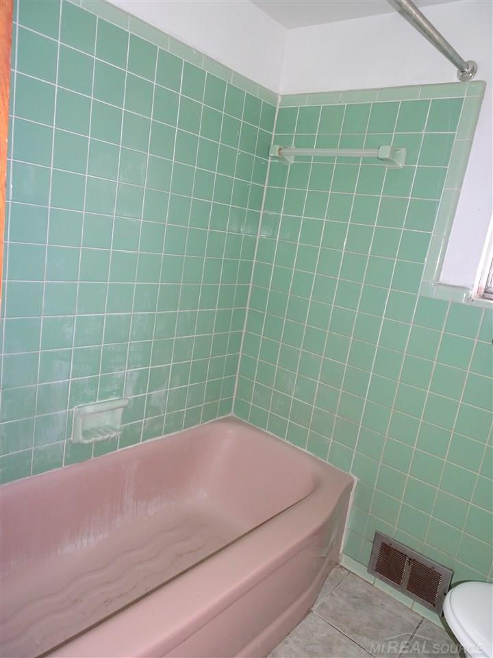 24884 Kelly Road Eastpointe, MI 48021 - Photo 14 of 19 31314937-13.JPG