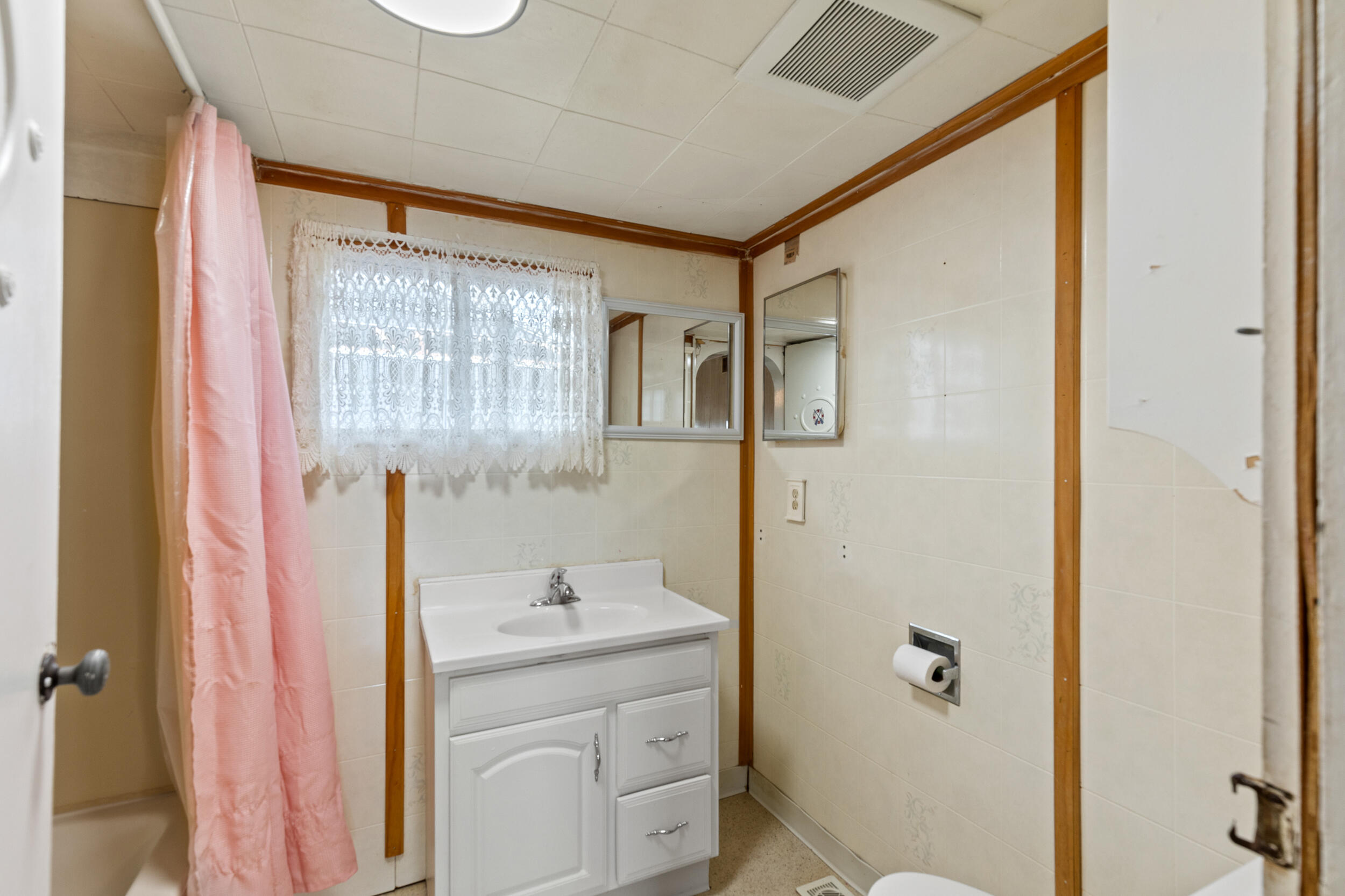 19200 West Kimball Road Pierson, MI 49339 - Photo 17 of 43 Bathroom