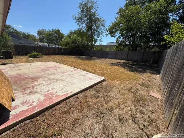 a view of a backyard