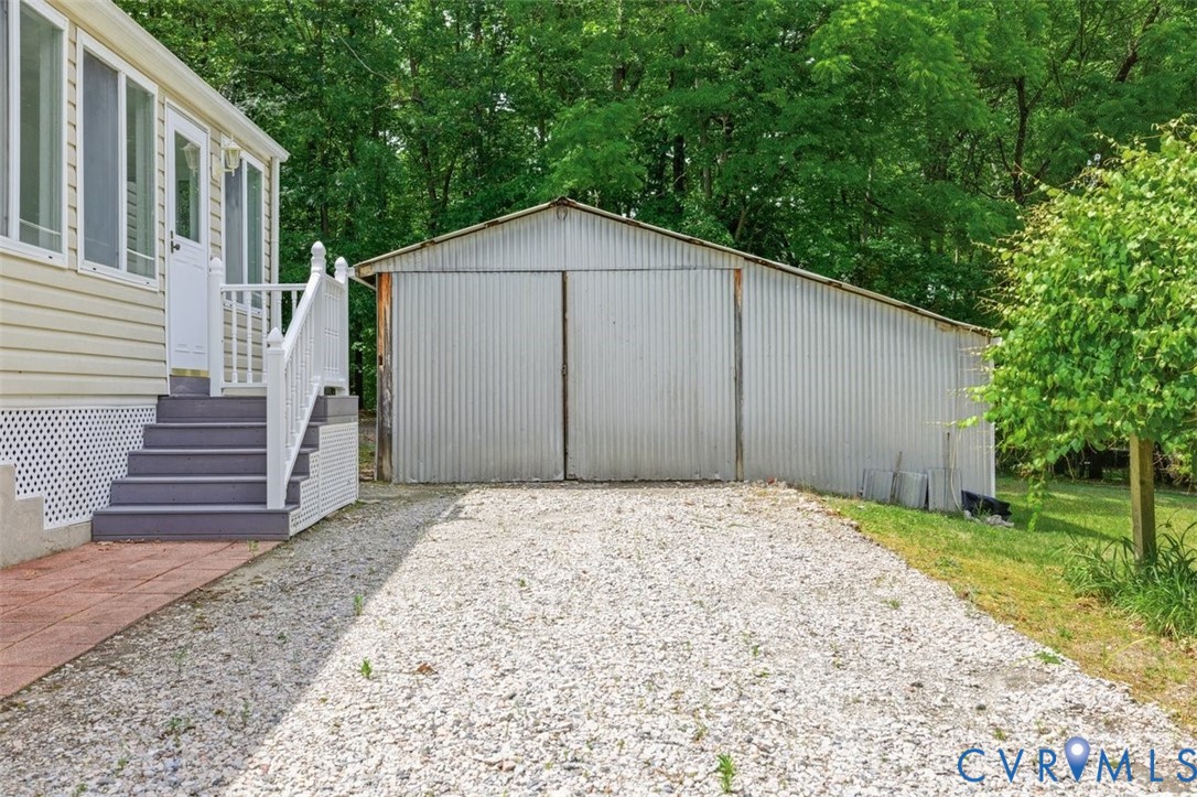 18501 Branders Bridge Road Colonial Heights, VA 23834 - Photo 31 of 43 a backyard of a house