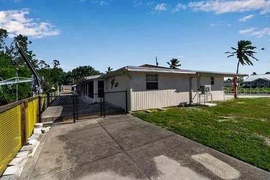 a view of a house with backyard