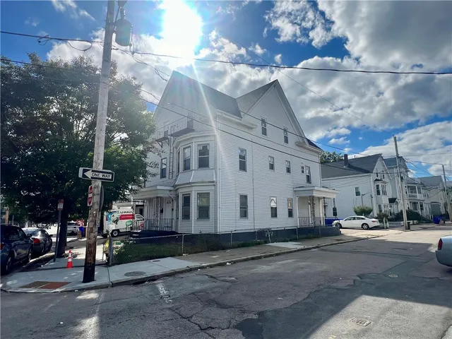 $1,400 | 686 Broadway, Unit 3F, Pawtucket, RI 02860