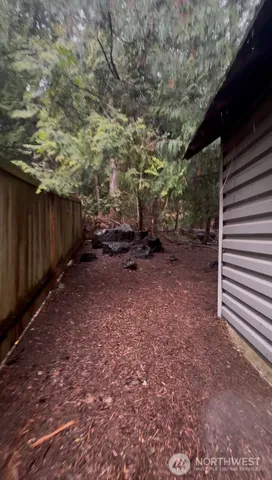 a view of a backyard