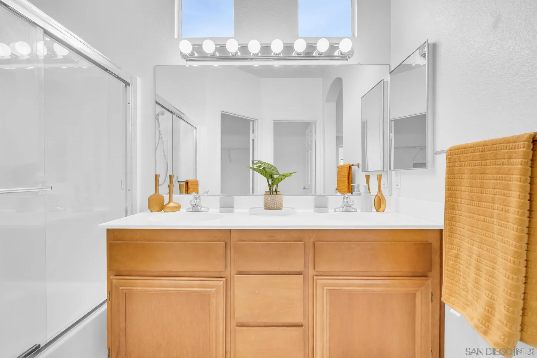 649 Sumner Way, Unit 6 Oceanside, CA 92058 - Photo 14 of 30 a kitchen with a refrigerator and a sink