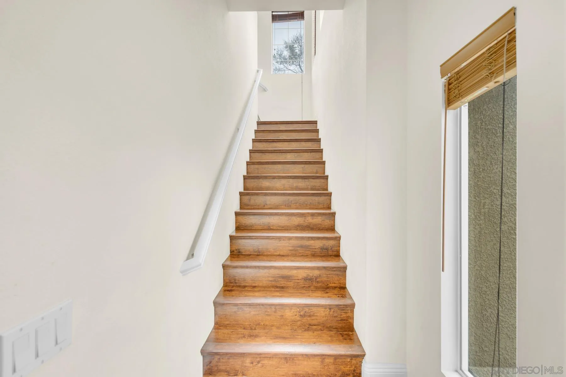 649 Sumner Way, Unit 6 Oceanside, CA 92058 - Photo 28 of 30 a view of entryway
