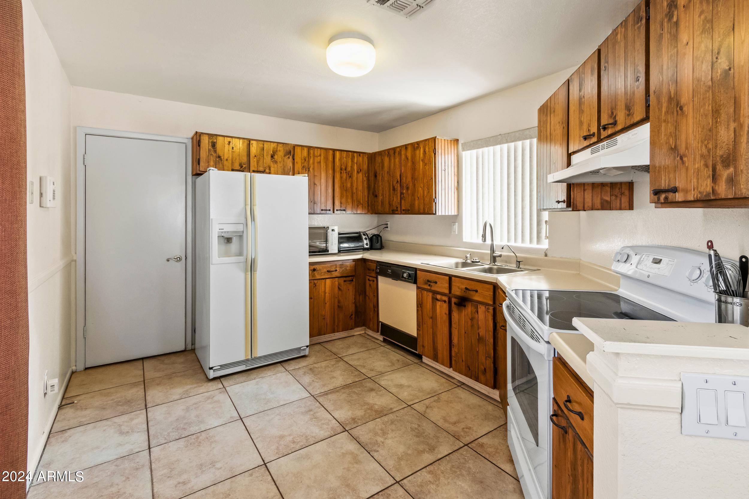 4426 East Vineyard Road Phoenix, AZ 85042 - Photo 7 of 22 10_5.png
