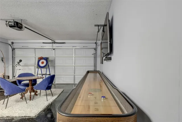 a view of livingroom with furniture
