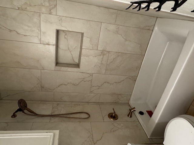 1503 Terrapin Court, Unit B Austin, TX 78746 - Photo 29 of 35 Bathroom with toilet and shower / bath combination