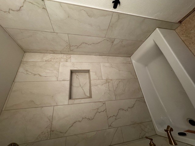 1503 Terrapin Court, Unit B Austin, TX 78746 - Photo 35 of 35 Bathroom with shower / tub combination