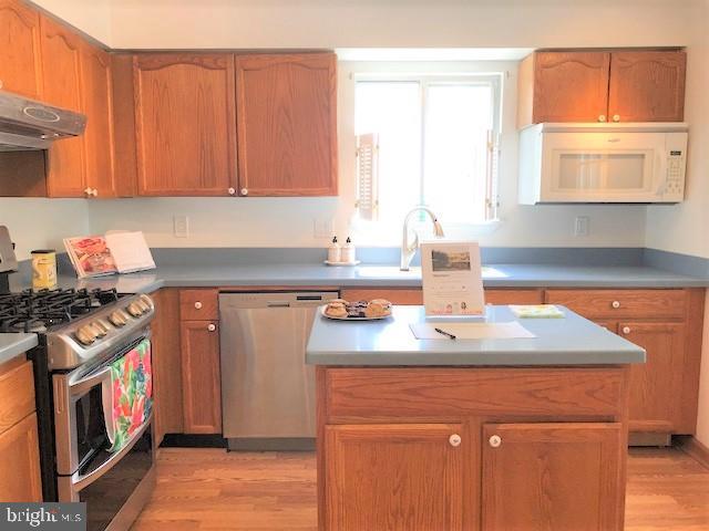 25700 Woodfield Road Damascus, MD 20872 - Photo 11 of 22 Kitchen