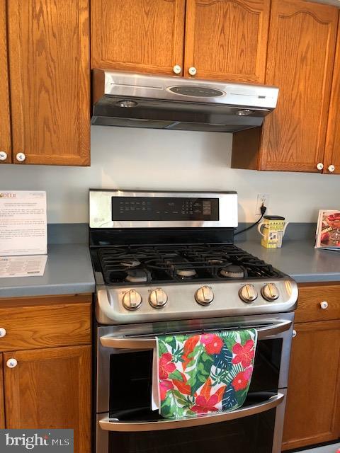 25700 Woodfield Road Damascus, MD 20872 - Photo 13 of 22 Gas Stove