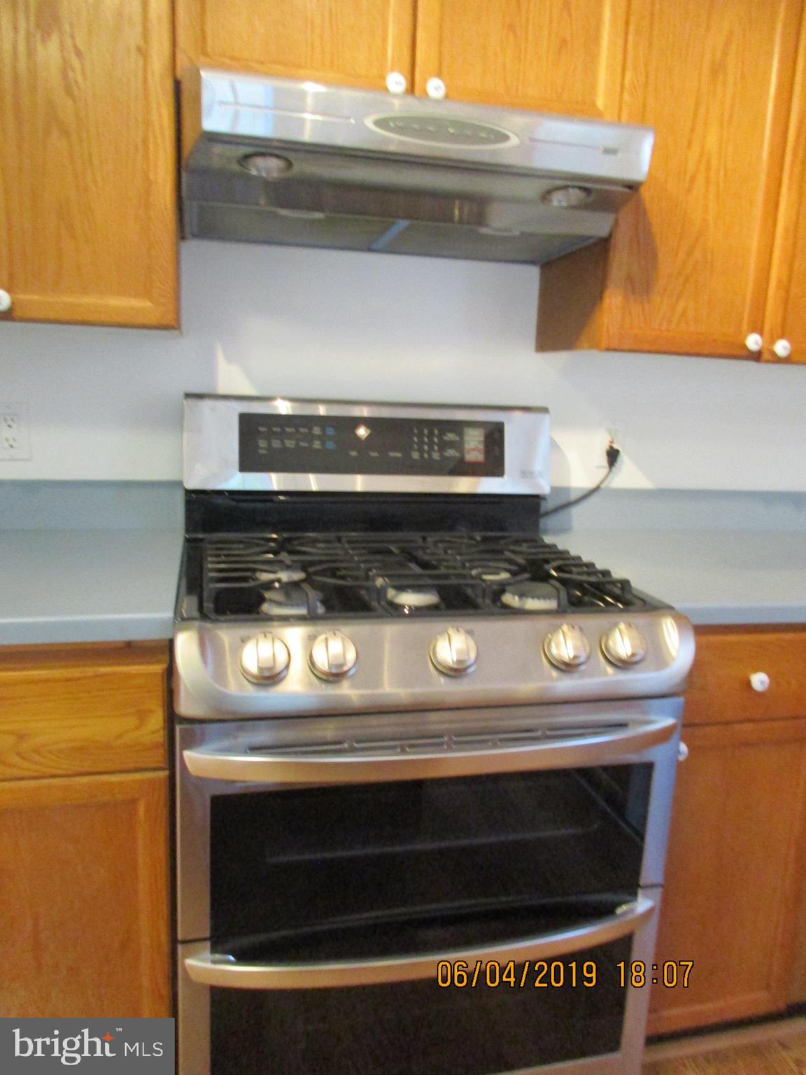 25700 Woodfield Road Damascus, MD 20872 - Photo 8 of 22 Gas Stove